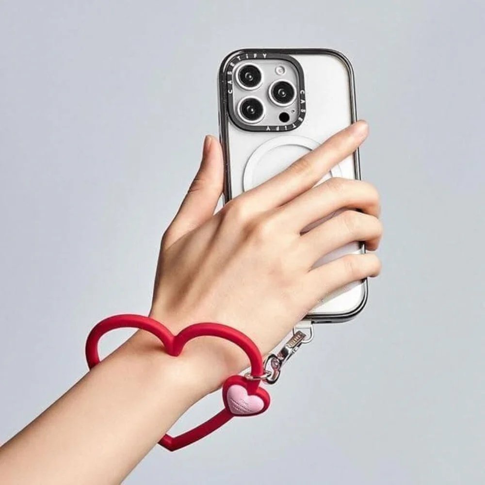 Accesorio Casetify strap de mano corazon rojo