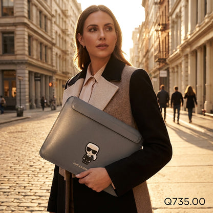 Angulo de venta - Estuche Karl Lagerfeld Comp Sleeve Saffiano 14" Gris