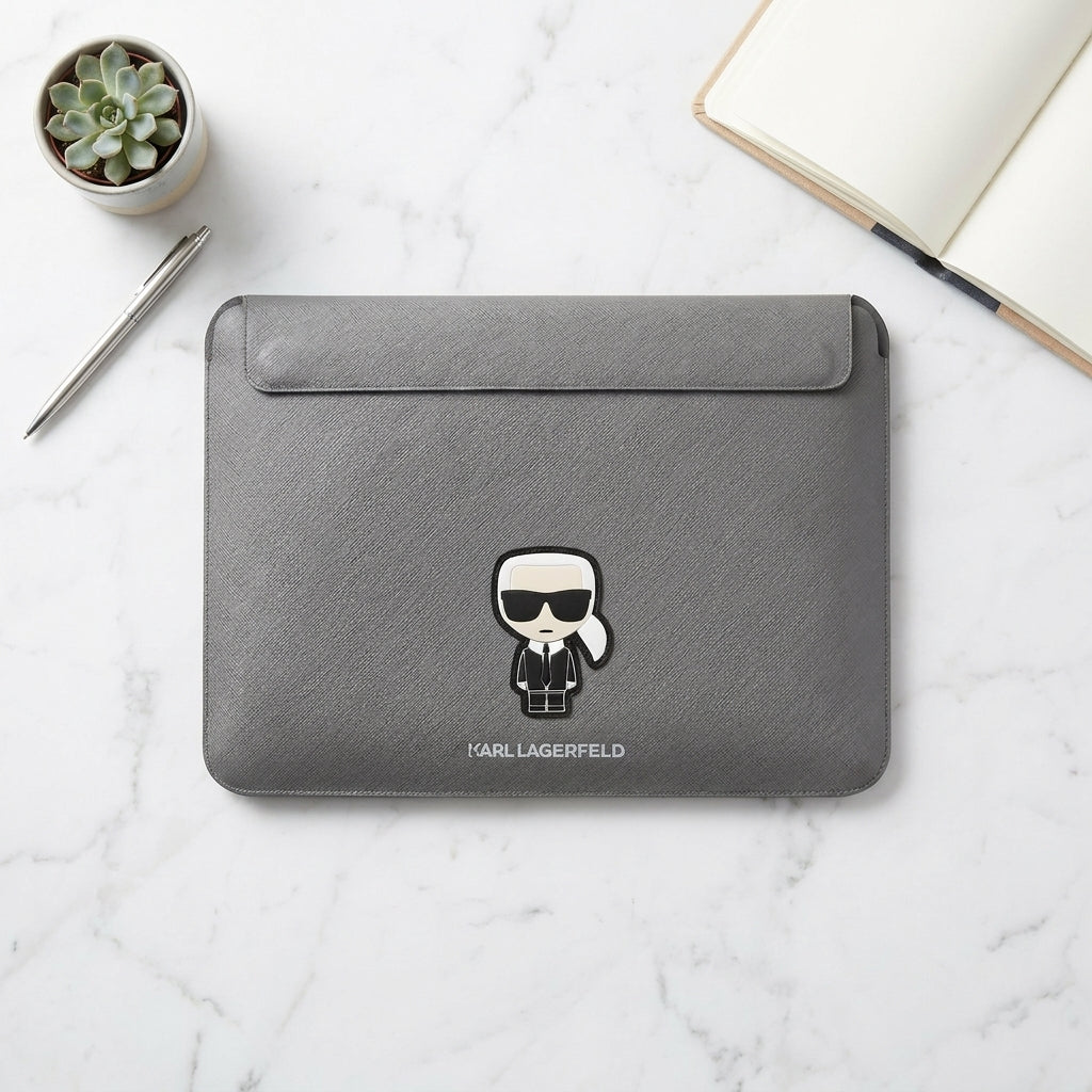Angulo de venta - Estuche Karl Lagerfeld Comp Sleeve Saffiano 14" Gris