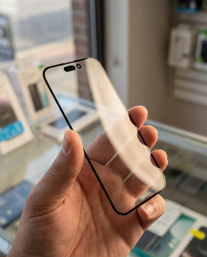 Vidrio templado con marco negro para iPhone 17 Pro Max sostenido en la mano